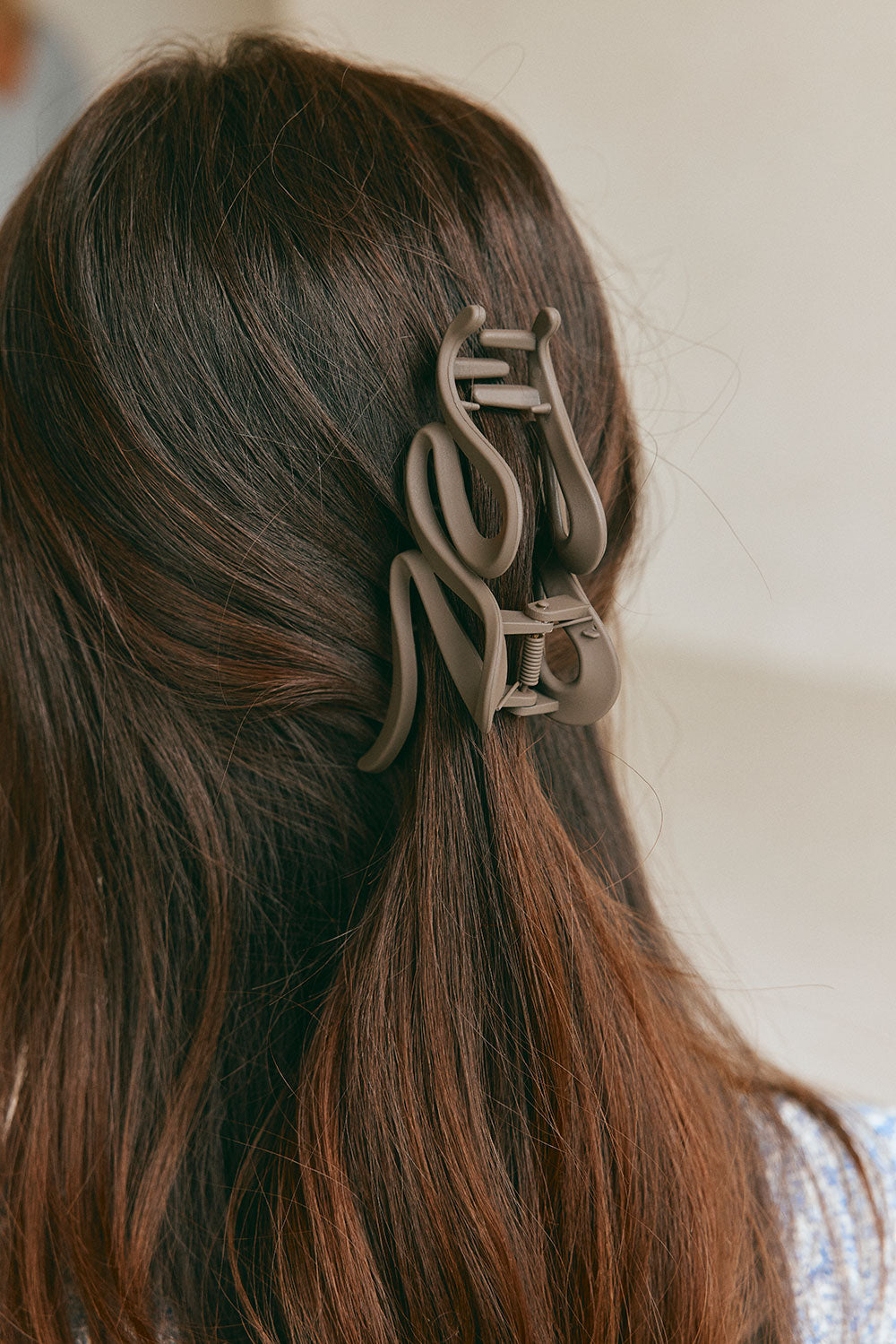 Circa Wavy Claw Clip - Brown