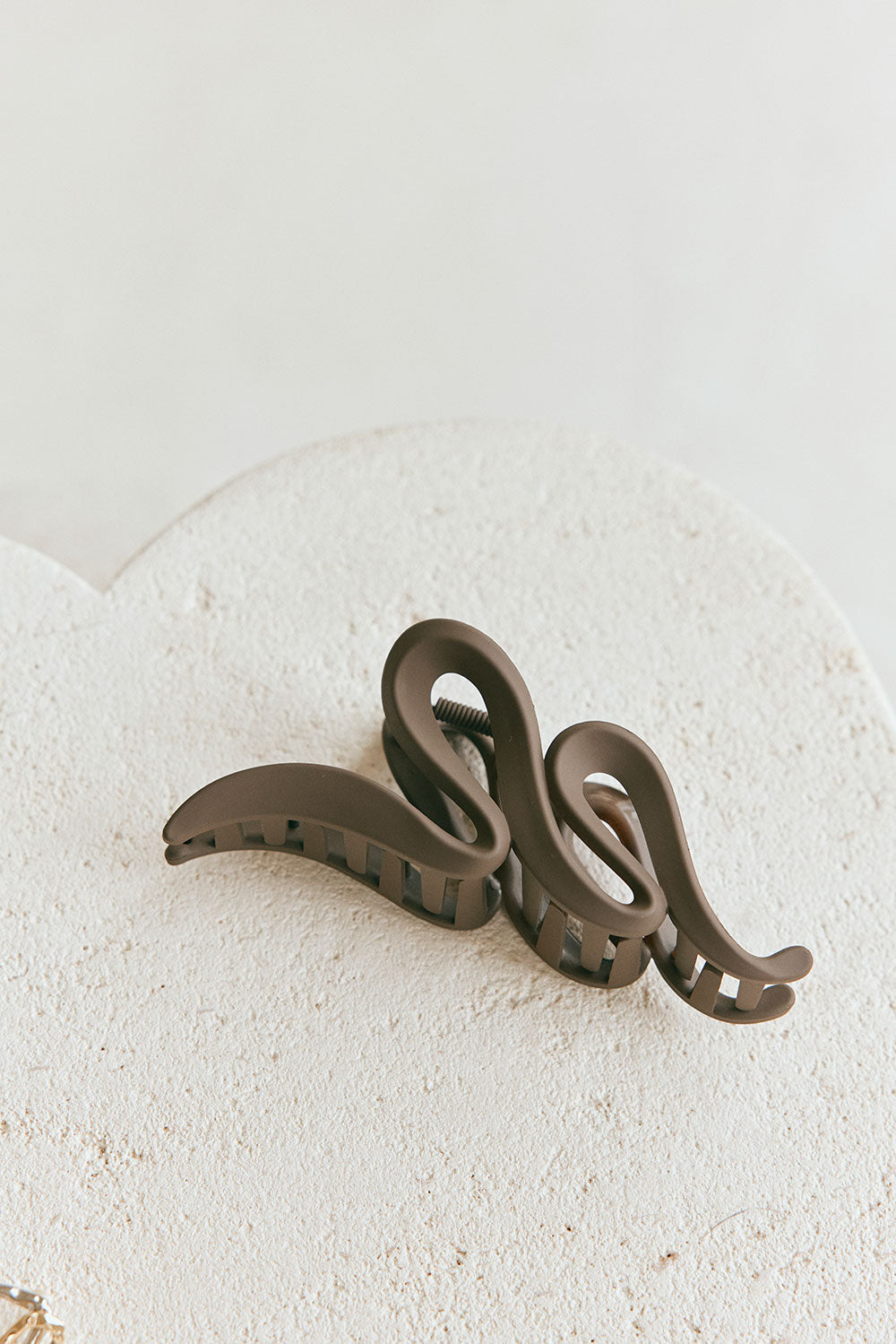 Circa Wavy Claw Clip - Brown