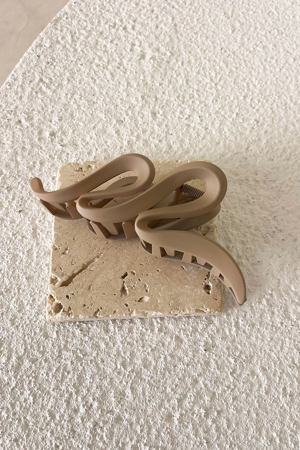 Circa Wavy Clip - Taupe Grey