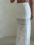 Video, Tres Skirt